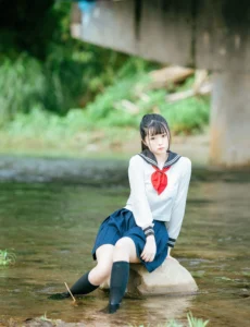สาวน้อย Raku โชว์หีในแม่น้ำข้างทาง